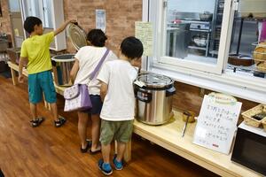 ご飯を盛り付ける子どもたち=新潟市東区役所3階