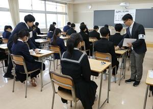 試験開始を待つ受験生=1月21日、新潟市中央区の東京学館新潟高