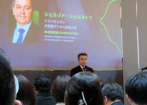 講演するウズベキスタンのシェルマトフ・デジタル技術相=5月、東京都港区