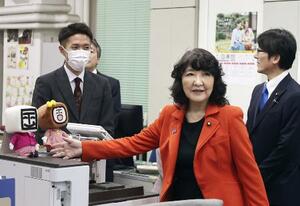 　財務省理財局の国債企画課を訪れた片山財務相＝２２日（財務省提供）