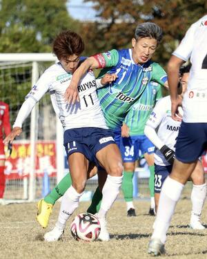 JFLの岡崎戦で競り合う鈴鹿・三浦知良(右)=三重県鈴鹿市