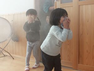 煙が充満した部屋の中からの避難を体験した園児=妙高市白山町4