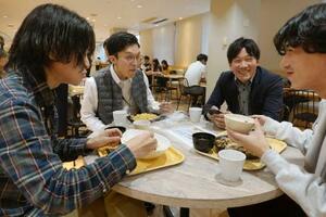 パーソルホールディングスの社員食堂で食事をする社員ら=東京都港区