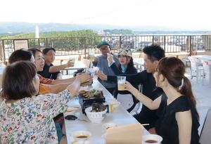 加茂湖や両津地区の街並みを眺めながら飲食を楽しむ「埠頭のビアテラス」=佐渡市両津湊