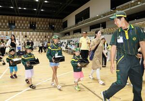 子どもたちがさまざまな仕事を体験した「こどもシゴト博」=27日、長岡市大手通1
