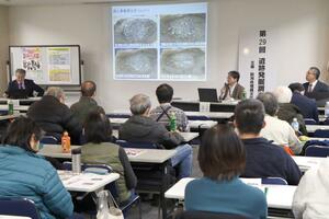 縄文時代の死者の弔い方をテーマにしたシンポジウム＝新潟市秋葉区金津