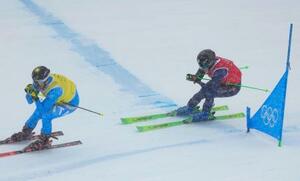 男子スキークロス決勝 滑走する古野慧(右)=リビーニョ(共同)