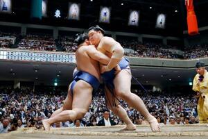 大の里(右)が寄り切りで若隆景を下す=両国国技館
