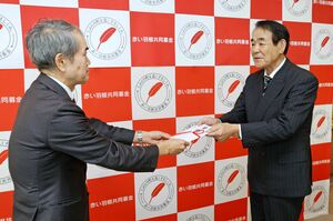 協賛社を代表して目録を贈呈する山重の山崎英治会長(右)。左は県共同募金会の佐藤明会長=12月25日