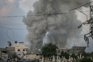 　２７日、ガザ北部ガザ市で、イスラエル軍の攻撃後に立ち上る煙（ゲッティ＝共同）