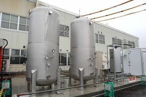 明和工業がレンタル工場敷地内に導入した水素蓄電システム=新潟市西蒲区