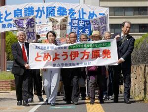 　伊方原発３号機の運転差し止めを求めた訴訟の控訴審第１回口頭弁論のため、高松高裁に向かう原告ら＝２１日午後