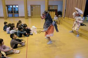 園児の前で、飯室神楽を披露する浦川原小の児童=上越市浦川原区