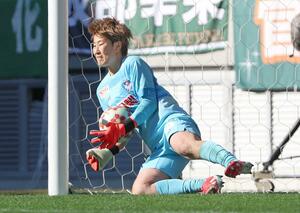 皇后杯準決勝のPK戦で、シュートを止める新潟LのGK平尾知佳