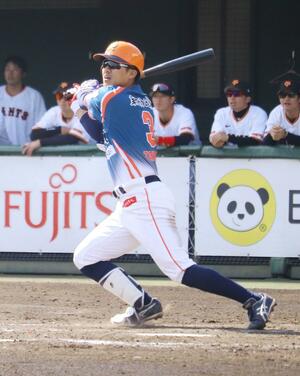 巨人-オイシックス 五回の適時二塁打で2打点を挙げた田中俊太=読売ジャイアンツ球場