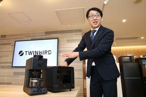 ブランド「匠プレミアム」の製品について説明するツインバードの野水重明社長=燕市