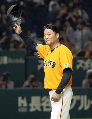 ソフトバンクに勝利し、スタンドの声援に応える巨人の橋上監督代行=東京ドーム