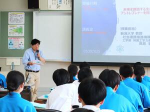 刈羽中２年生に向けて行われた本年度最初の「かりわ・そうせい」の授業＝刈羽村刈羽