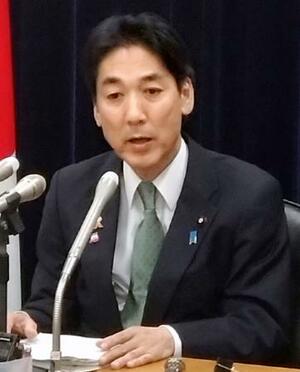 　インタビューに答える城内経済財政相