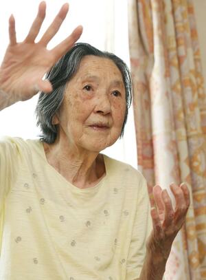 1945年8月の長岡空襲の体験などを語る川上洸さん=長岡市