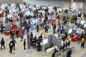 大学生が各企業や団体からの説明を熱心に聞いた合同企業説明会=1日、新潟市中央区の朱鷺メッセ