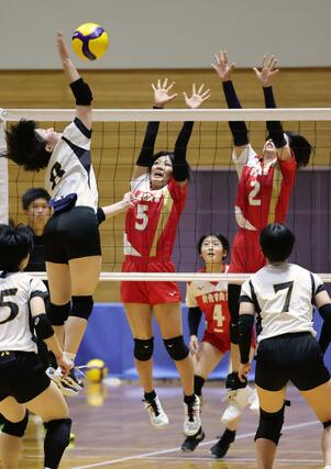 女子決勝 新発田商-長岡商 新発田商の野崎瑠々菜(5)、渡邉百花(2)がブロックに跳ぶ=小千谷市総合体育館