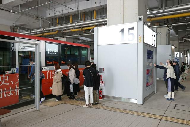 JR新潟駅の直下に開業したバスターミナル。乗客や見物する人たちでにぎわった=3月31日、新潟市中央区
