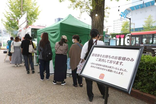 出店したバーガーキングのフードトラック。整理券を持った客が並ぶ＝１０日、新潟市中央区