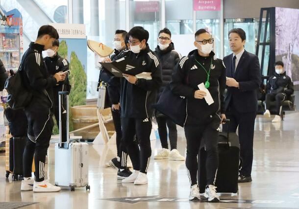 高知に向けて出発する選手ら=5日、新潟空港