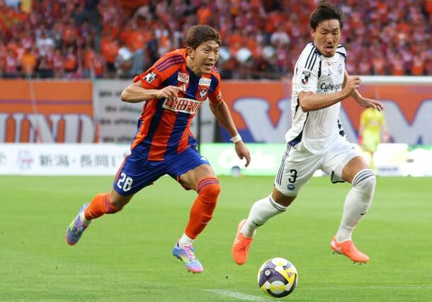 前半、ドリブルで突破を図る太田修介＝ビッグスワン