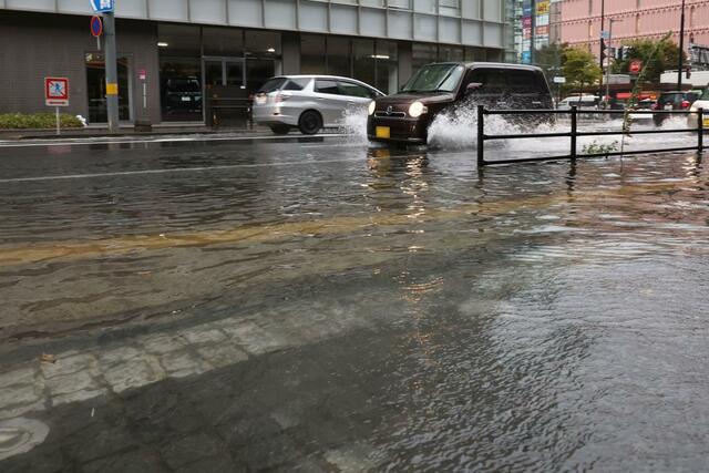 雨で冠水した道路=10日、新潟市中央区