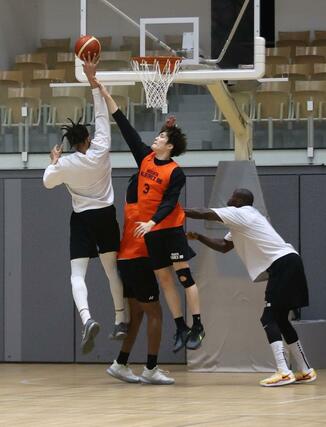 最終節の岐阜戦を前に、練習する大矢孝太朗(中央)ら=長岡市