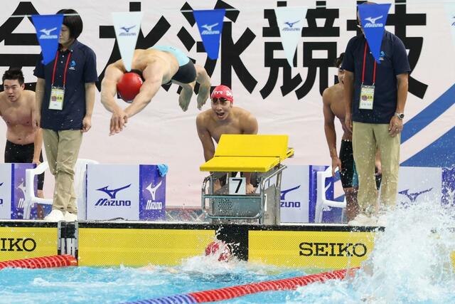 成年男子Ａ４×１００メートルメドレーリレー　第３泳者・水沼尚輝（新潟医福大職）から第４泳者・樋口陽太（ＪＥＦ京浜）にリレー＝滋賀県草津市