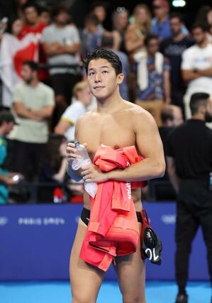 水球男子予選　日本－豪州　オーストラリアに勝利し、引き上げる稲場悠介（中央・ブルボンＫＺ）＝８月５日、パリ郊外（新潟日報社写真映像部・新井田悠）