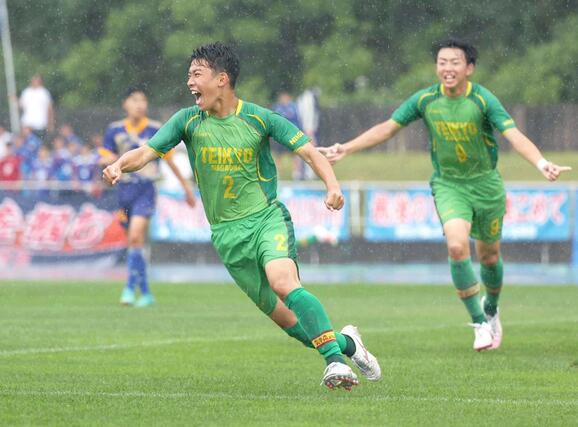 男子サッカー決勝　帝京長岡－開志学園ＪＳＣ　先制点を決め喜ぶ帝京長岡のＭＦ遠藤琉晟＝新発田市五十公野公園陸上競技場