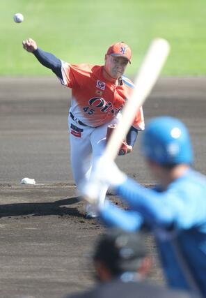 引退を表明し、最後の勇姿を見せた先発の前川哲=長岡市悠久山(長岡支社・中里一也)