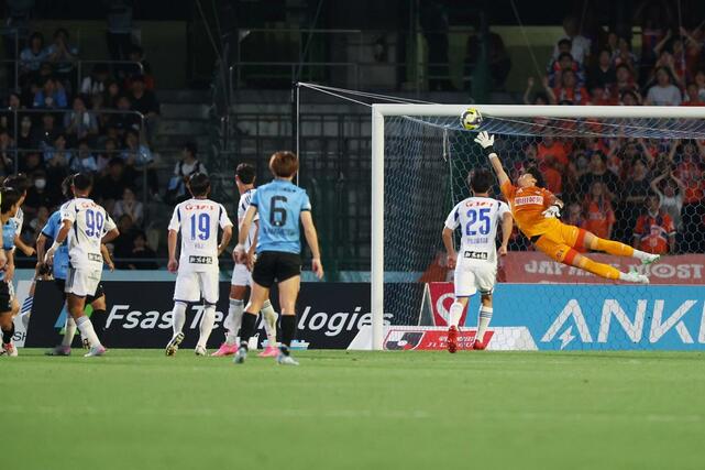 川崎－新潟　前半、先制される新潟＝Ｕ等々力