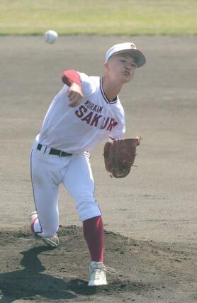 高校野球１回戦　敬和学園－村上桜ケ丘　村上桜ケ丘の先発、渡邊航＝２６日、新発田市の五十公野公園野球場