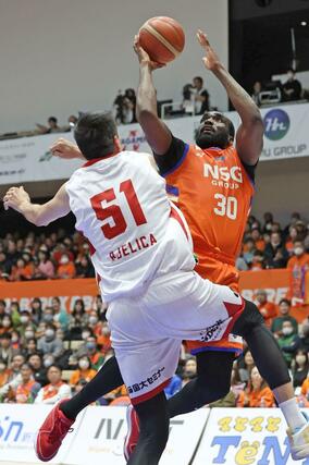 第４クオーター、体勢を崩しながらシュートを決めるイバン・ラベネル＝アオーレ長岡