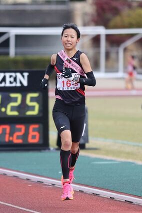ゴールに駆け込む新潟明訓のアンカー山崎夢夏