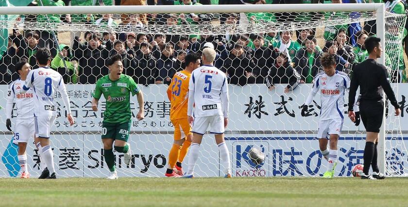 前半、同点ゴールを決められる。1-1=プラスタ