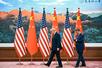 　北京の人民大会堂で会談に臨むトランプ米大統領（左）と中国の習近平国家主席＝１４日（ロイター＝共同）