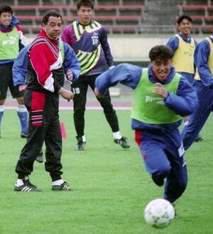 日本代表の練習を見守るハンス・オフト監督(左手前)=1993年4月、神戸ユニバー記念競技場