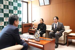 世界大会優勝を報告した早川起生さん(右)=見附市役所
