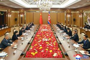 　会談する中国の王毅外相（左から４人目）と北朝鮮の崔善姫外相（右から４人目）＝９日、平壌（朝鮮通信＝共同）