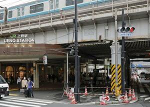 タクシーが歩道に乗り上げ、男女4人がけがをする事故があったJR上野駅近くの現場=20日午後0時50分、東京都台東区