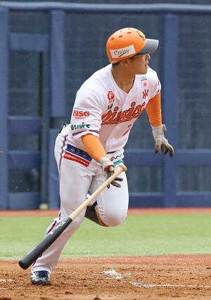 ２回１死満塁、園部佳太が走者一掃の二塁打を放つ＝エコスタ（写真映像部・大須賀悠）