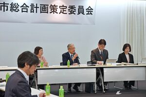 総合計画原案について意見を交わした第5回長岡市総合計画策定委員会=2025年11月07日、アオーレ長岡4階会議室