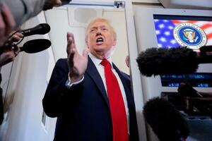 12日、米国からイスラエルに向かう大統領専用機で記者団に話すトランプ大統領(ゲッティ=共同)
