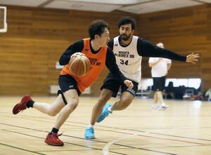 神戸戦に向けて練習する新潟の選手たち=長岡市